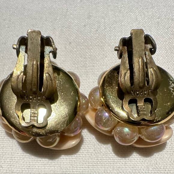 Lucite Flower with Pearl Clip on Earrings. Vintage - Picture 3 of 5